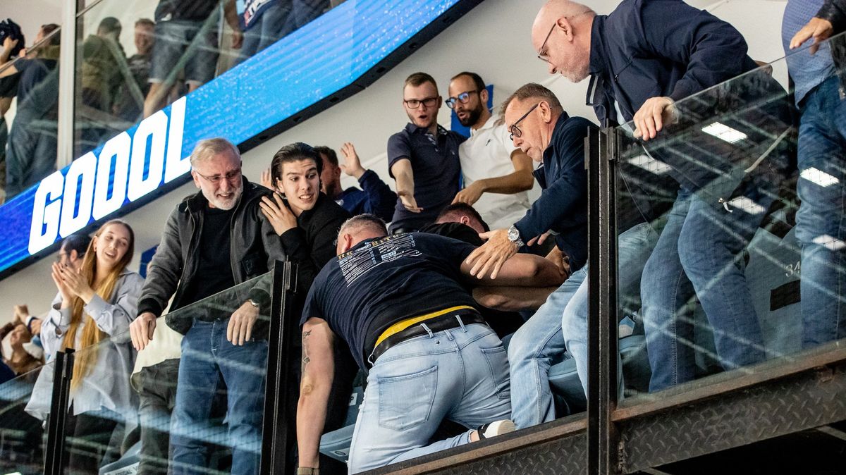 Neuvěřitelná událost na slovenském hokejovém stadionu: Fanoušek spadl z VIP sektoru během play off!